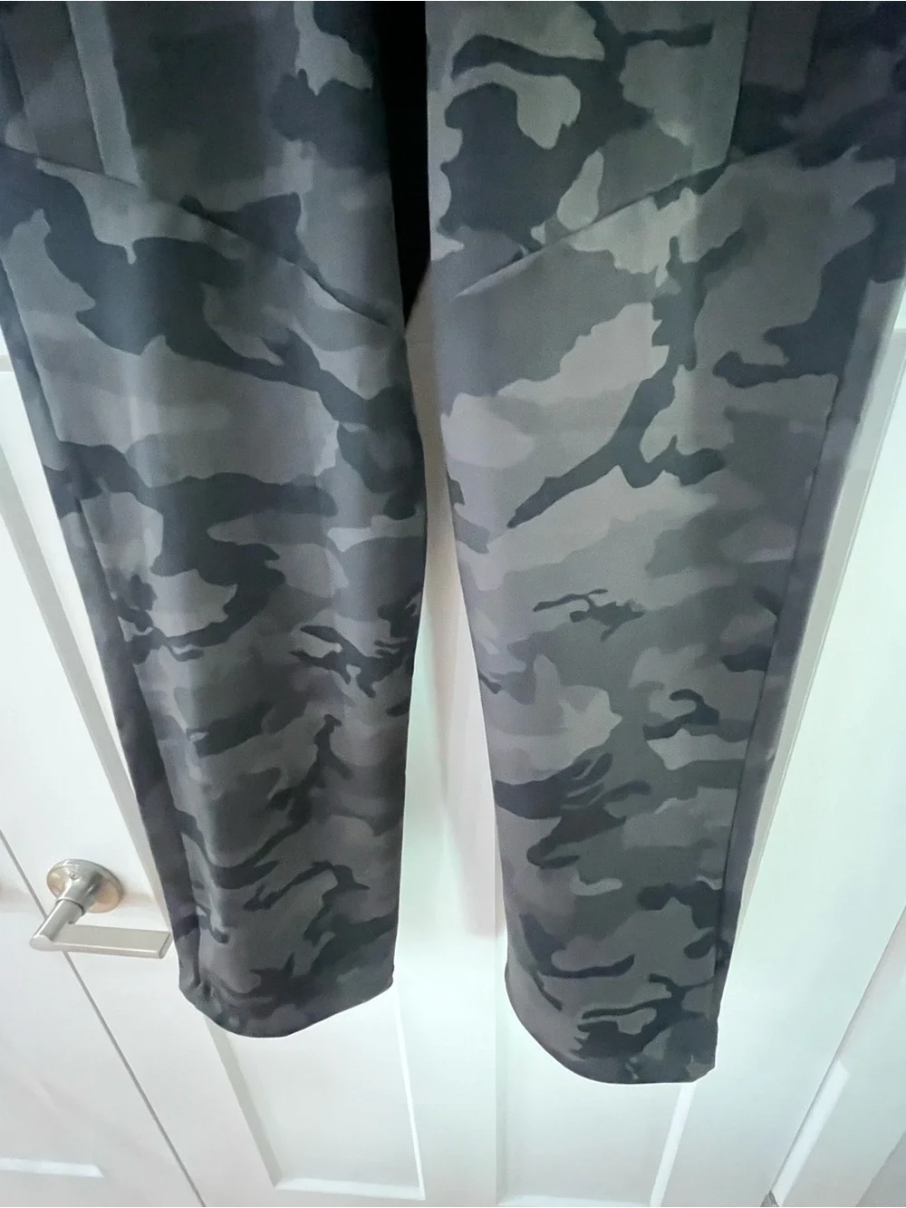 Under Armour Men’s Black and Gray Camo Straight Pants Small NWT